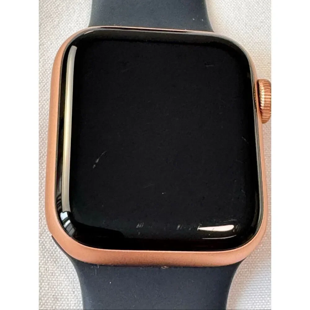 Apple Watch SE 40mm 32GB A2353 Aluminum Gold/Charger